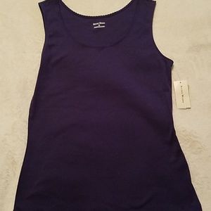 Sz M detailed neck line